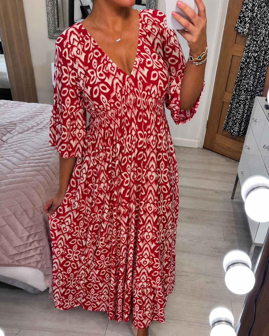 Yvonne - Stilvolles Kleid mit Besonderheiten