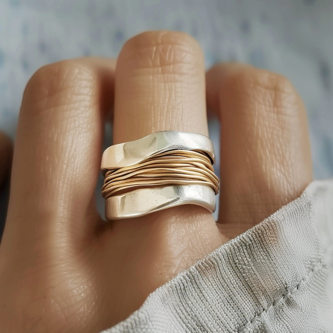 Thalia – Silberring mit ineinander verwobenen Goldfäden