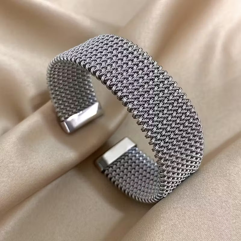 Raya – Armband mit graviertem Kabeldesign