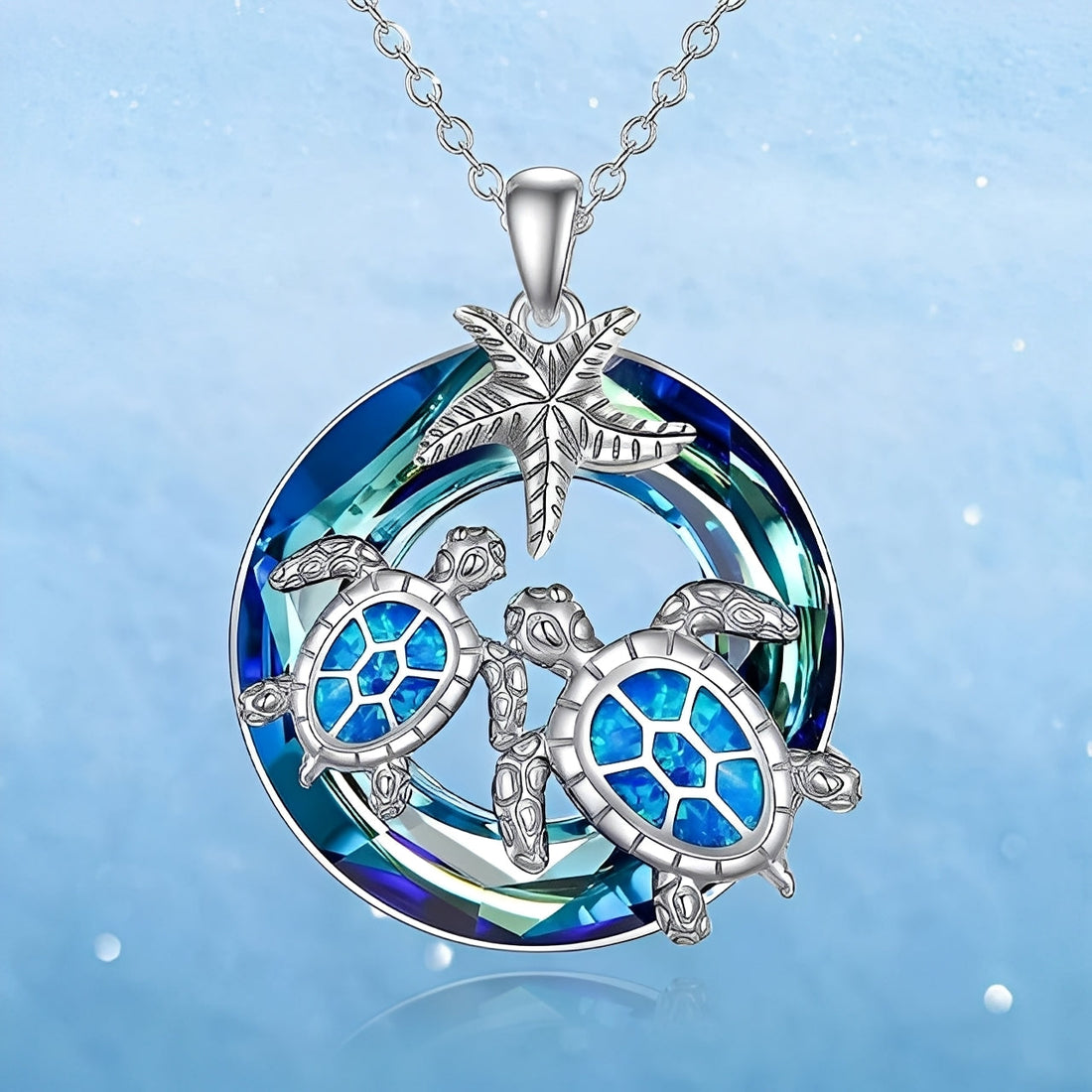 Nolwen – Halskette mit Schildkröte und Palme sowie Opal-Kreis