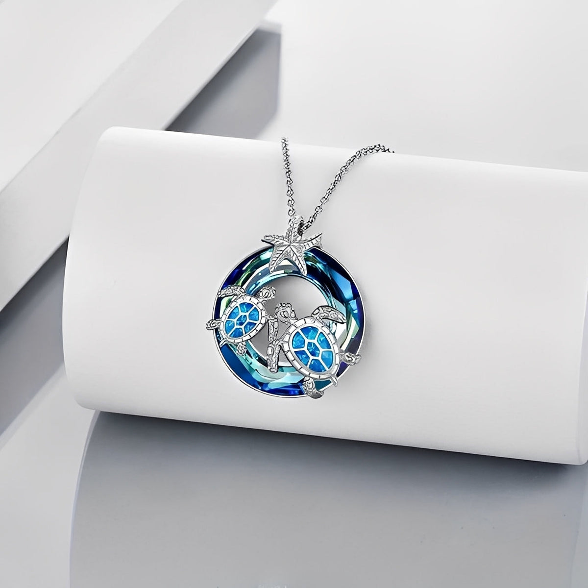 Nolwen – Halskette mit Schildkröte und Palme sowie Opal-Kreis