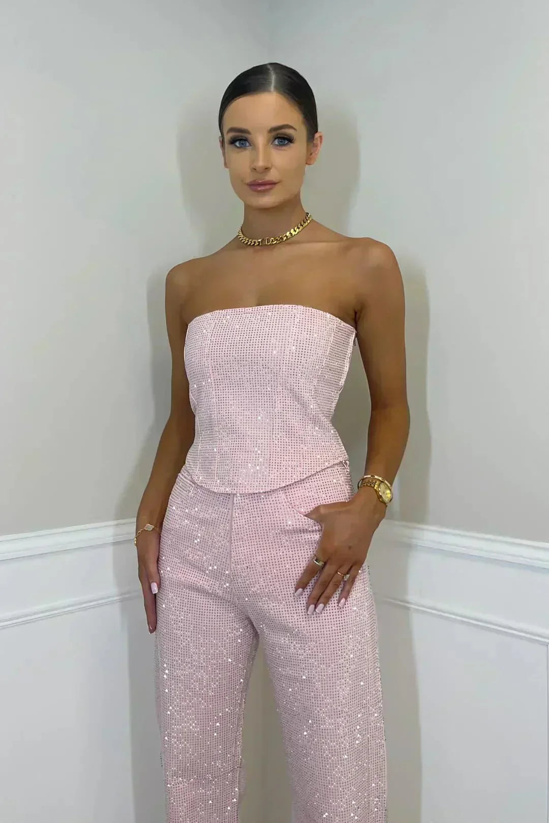 Selina – Schulterfreier Overall – Glamouröser Auftritt mit glänzendem Material