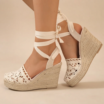 Jeanede - Elegante Sandalen mit Keilabsatz und Schnürdetails