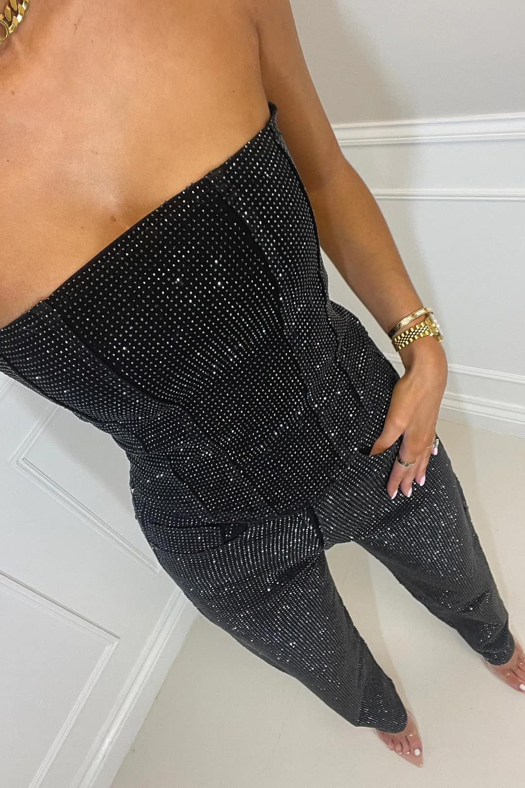 Selina – Schulterfreier Overall – Glamouröser Auftritt mit glänzendem Material
