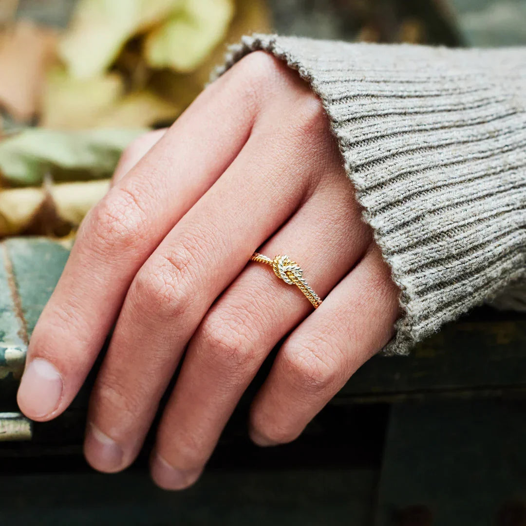 Ring der Bindung zwischen Mutter und Tochter - Ring mit 2 Strängen und Knoten