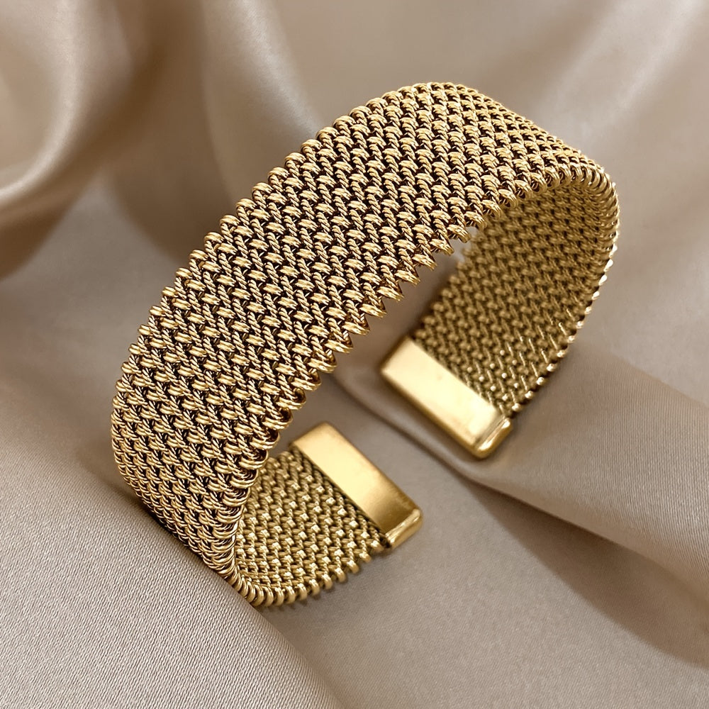 Raya – Armband mit graviertem Kabeldesign