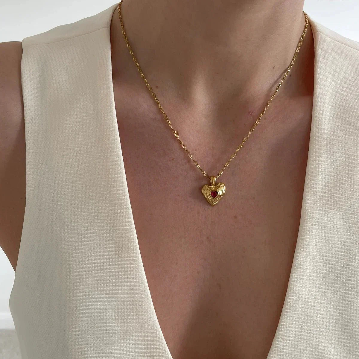Vesper - Rote Herz-Halskette aus Gold
