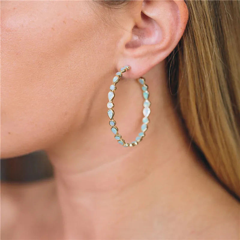Strahlende Eleganz - Ohrringe mit blauem Opal und Gold