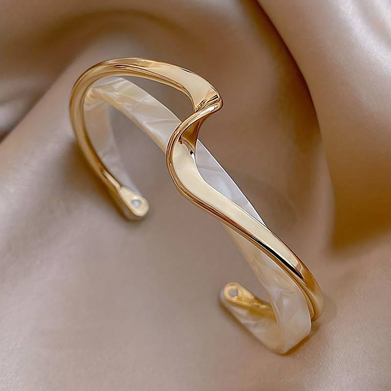 Wellenarmband mit feinen Details