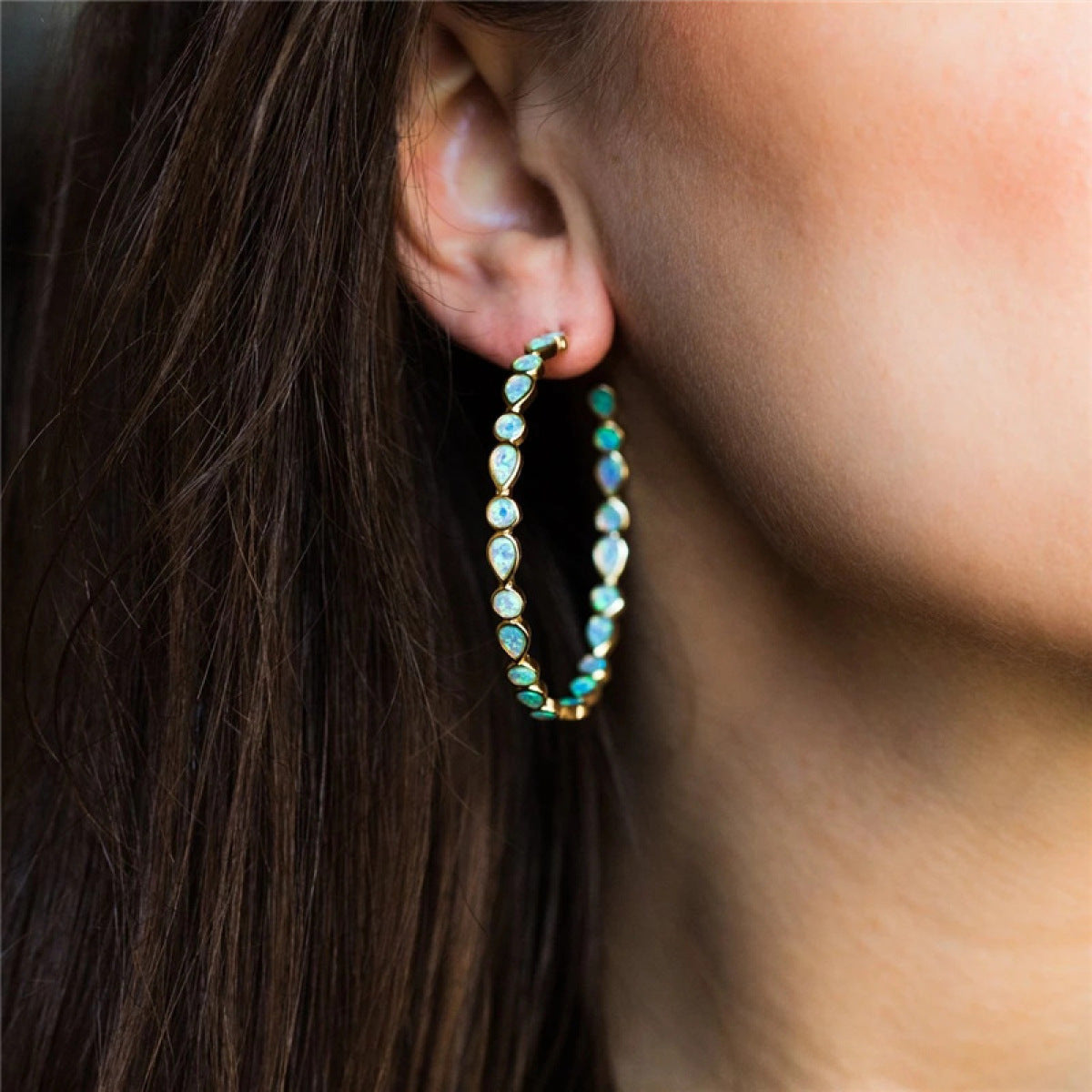 Strahlende Eleganz - Ohrringe mit blauem Opal und Gold