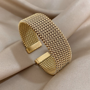 Raya – Armband mit graviertem Kabeldesign