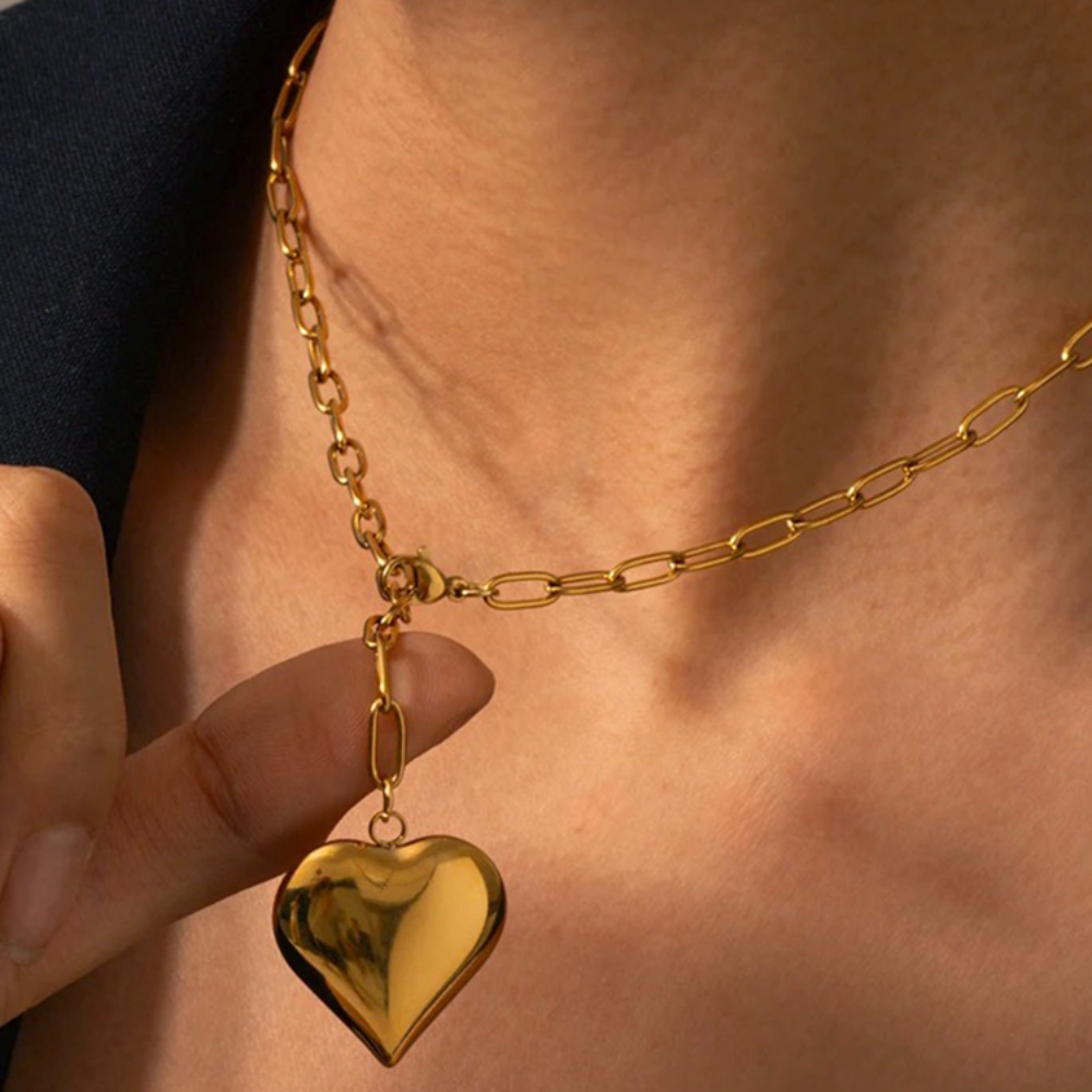 Babette – Goldene Büroklammer-Halskette mit herzförmigen Ornamenten