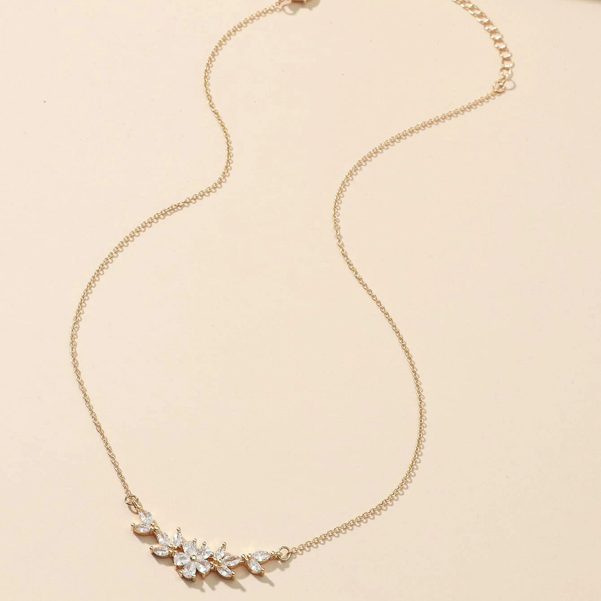Halskette mit Blumenanhänger - Blütenblätter-Design