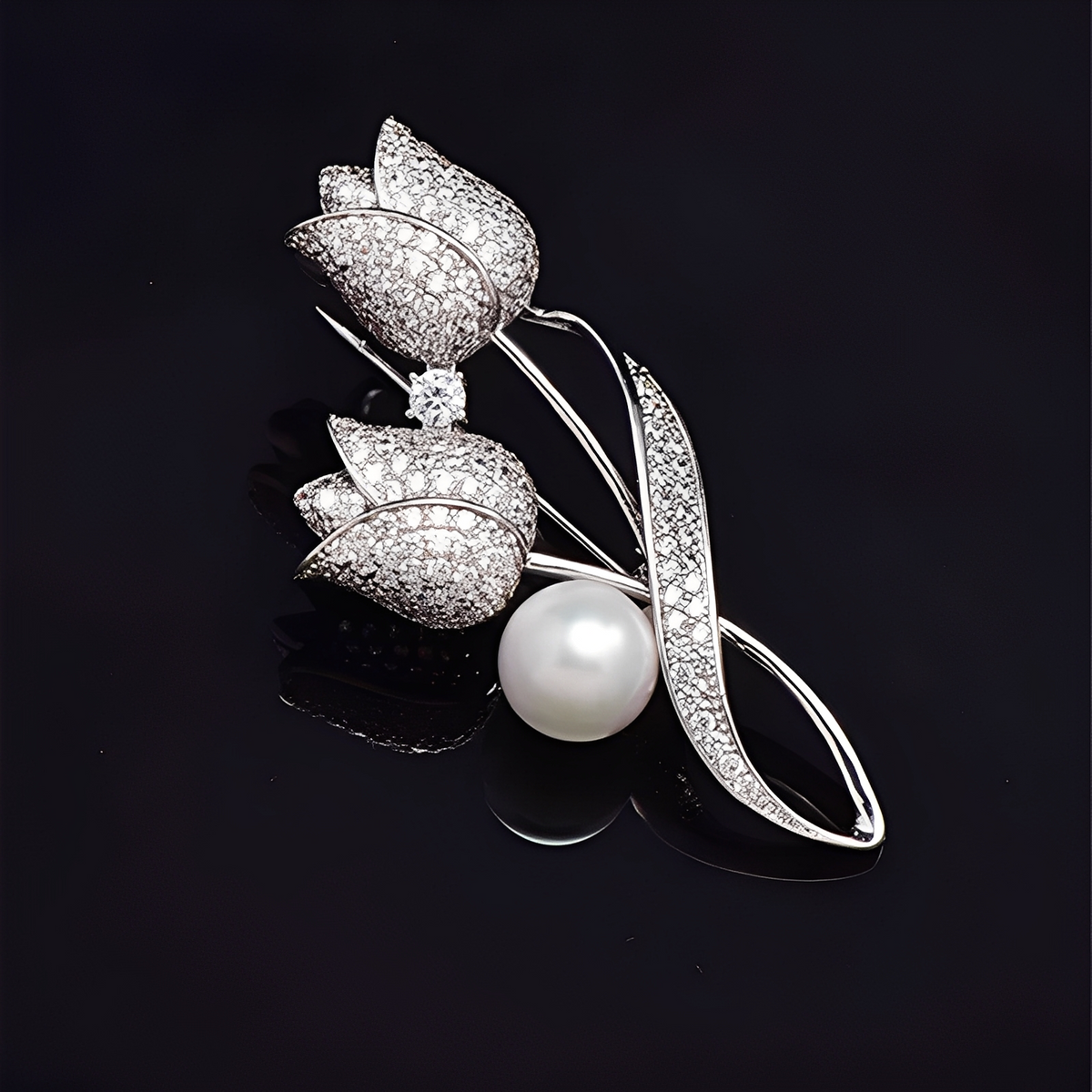 Jackie – Elegante Brosche in Tulpenform