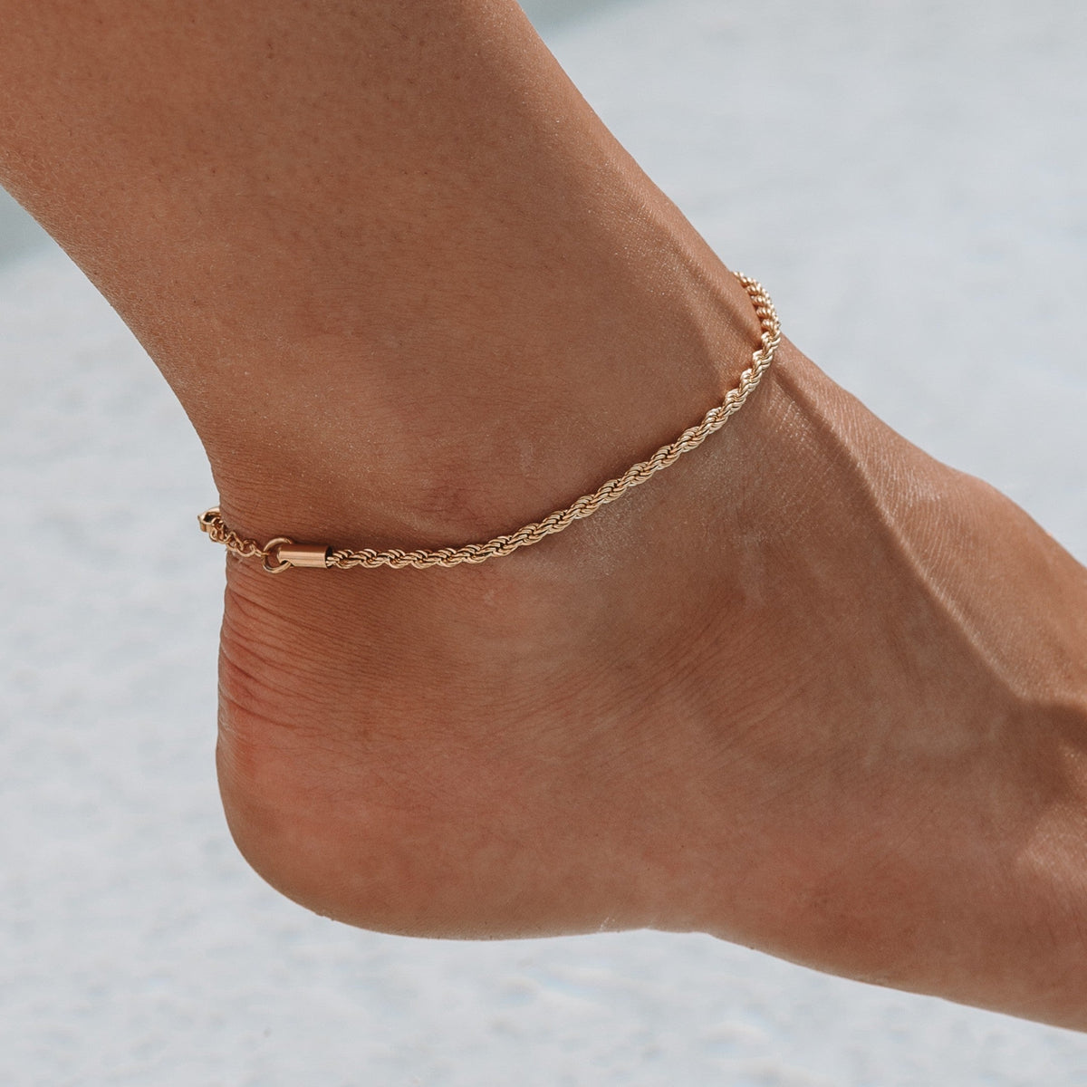 Calla – Goldene Fußkette aus Band