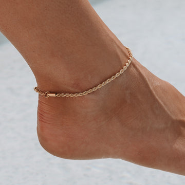 Calla – Goldene Fußkette aus Band
