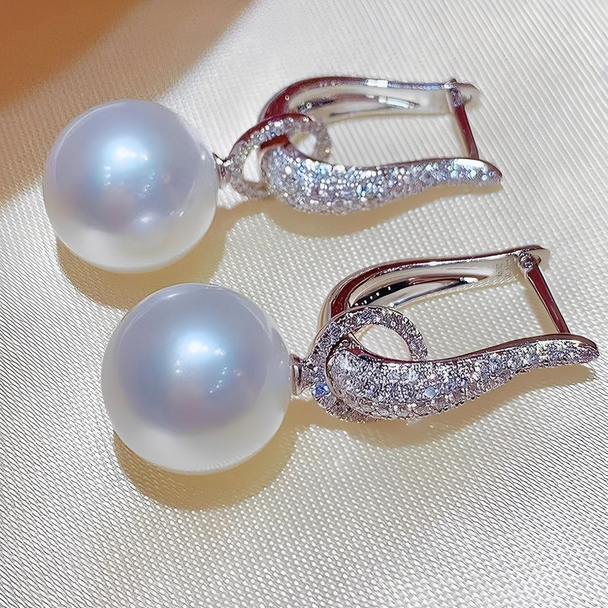 Thalia – Stilvoller Clip-Ohrring mit Glanzeffekt