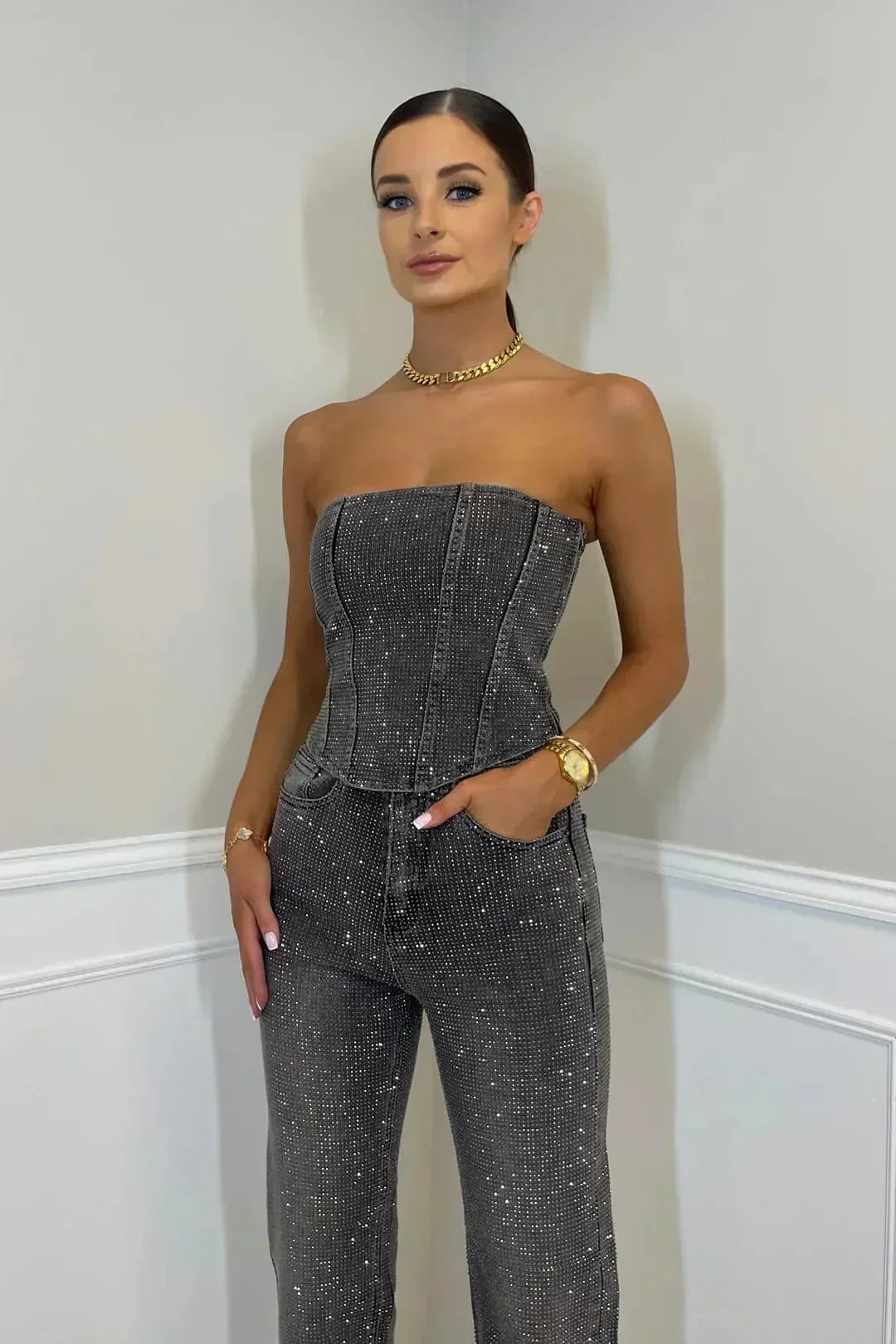 Selina – Schulterfreier Overall – Glamouröser Auftritt mit glänzendem Material