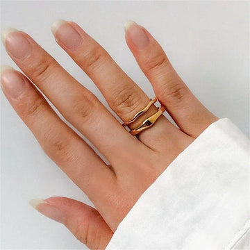 Dianne – Eleganter überlagerbarer goldener Ring