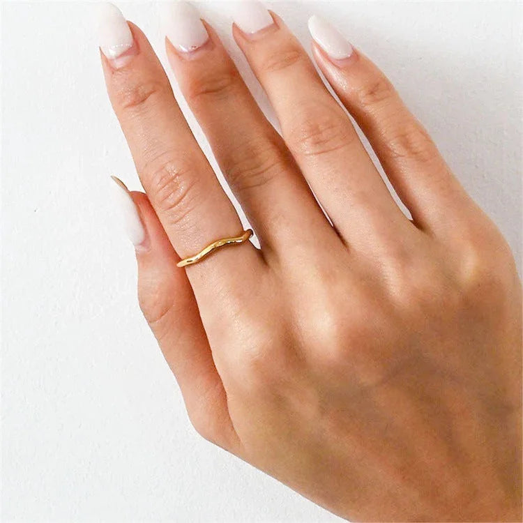 Dianne – Eleganter überlagerbarer goldener Ring