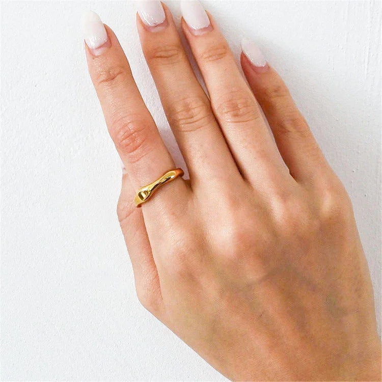 Dianne – Eleganter überlagerbarer goldener Ring