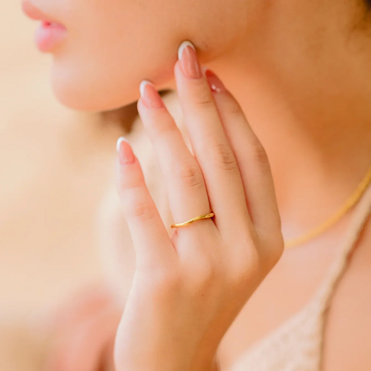 Dianne – Eleganter überlagerbarer goldener Ring