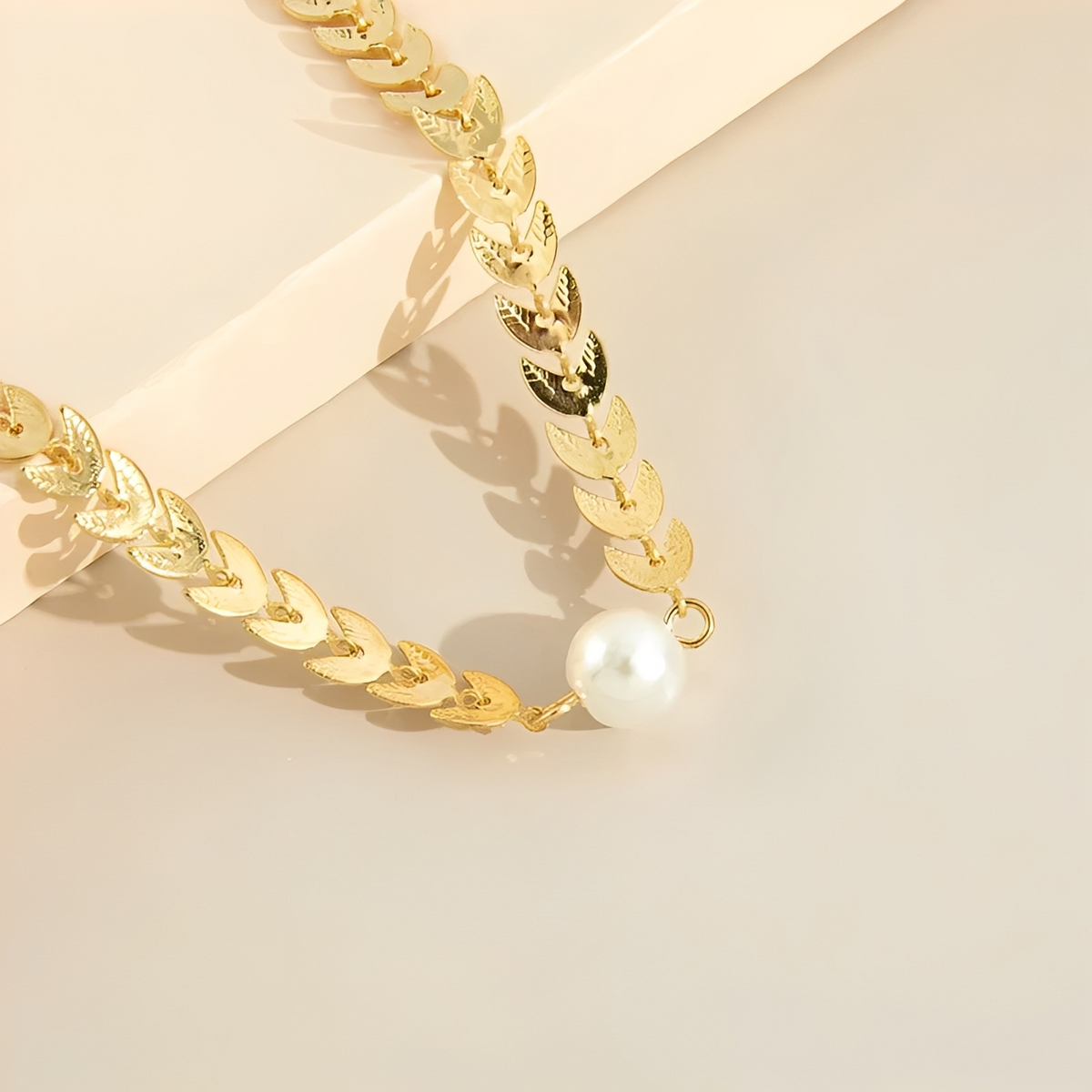 Aria – Elegante römische Halskette mit Gold und Perle