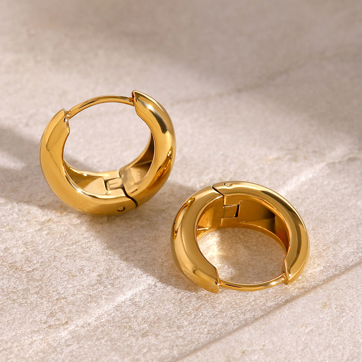 Iris – Geometrische Huggie Creolen in Gold