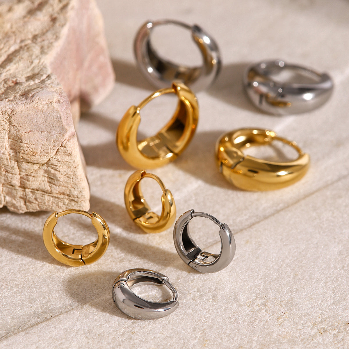 Iris – Geometrische Huggie Creolen in Gold