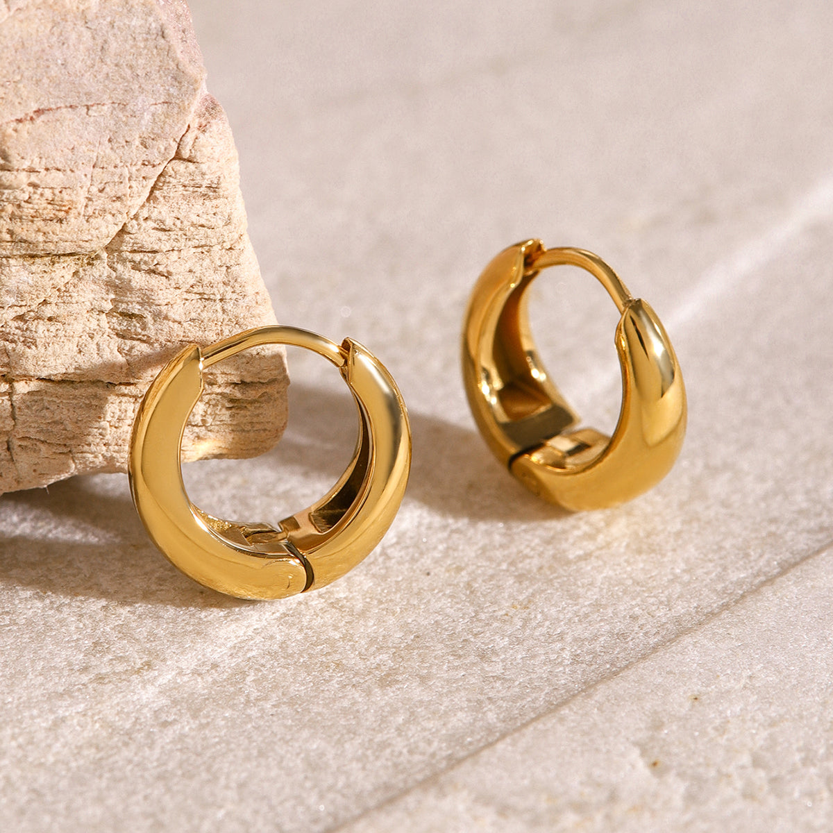 Iris – Geometrische Huggie Creolen in Gold