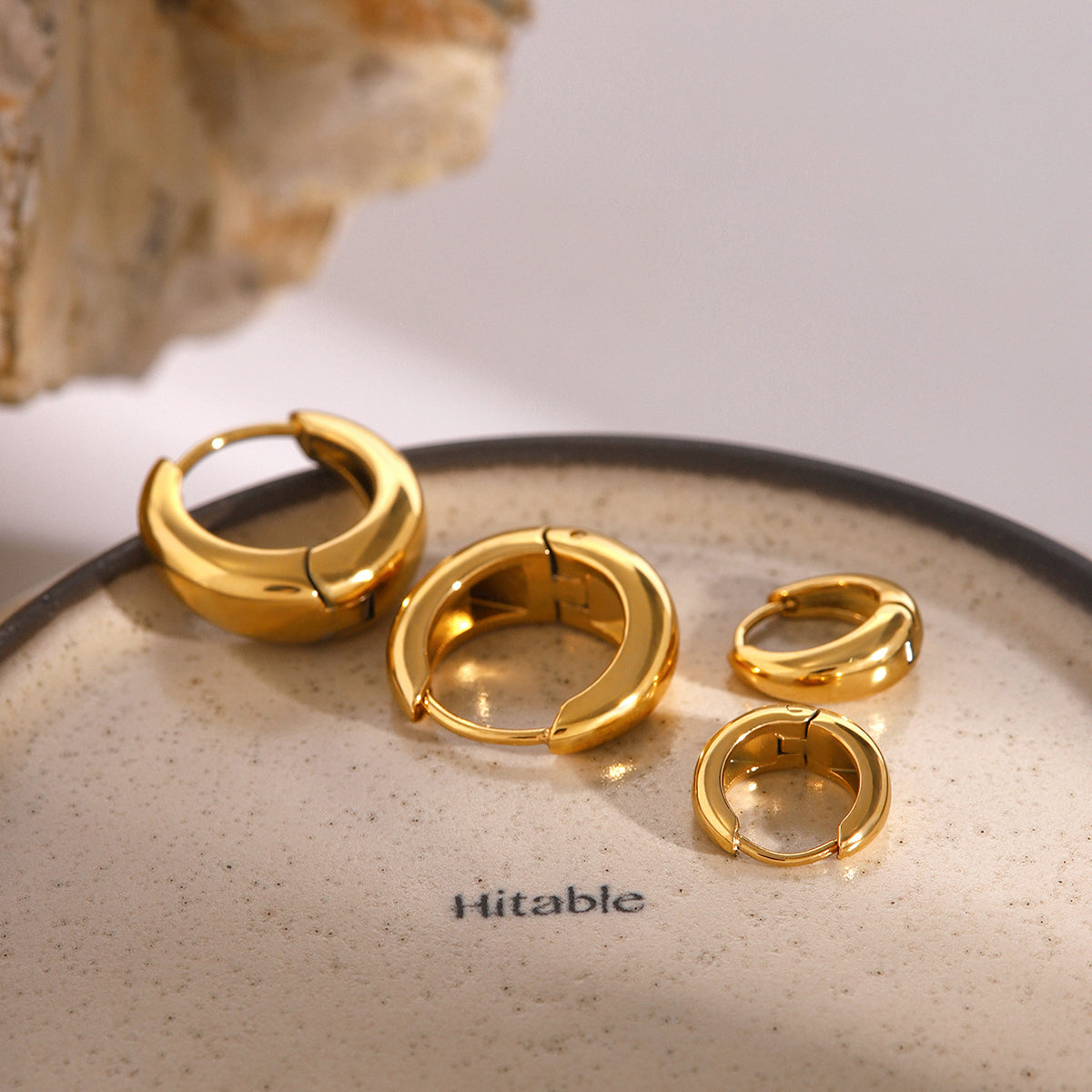 Iris – Geometrische Huggie Creolen in Gold