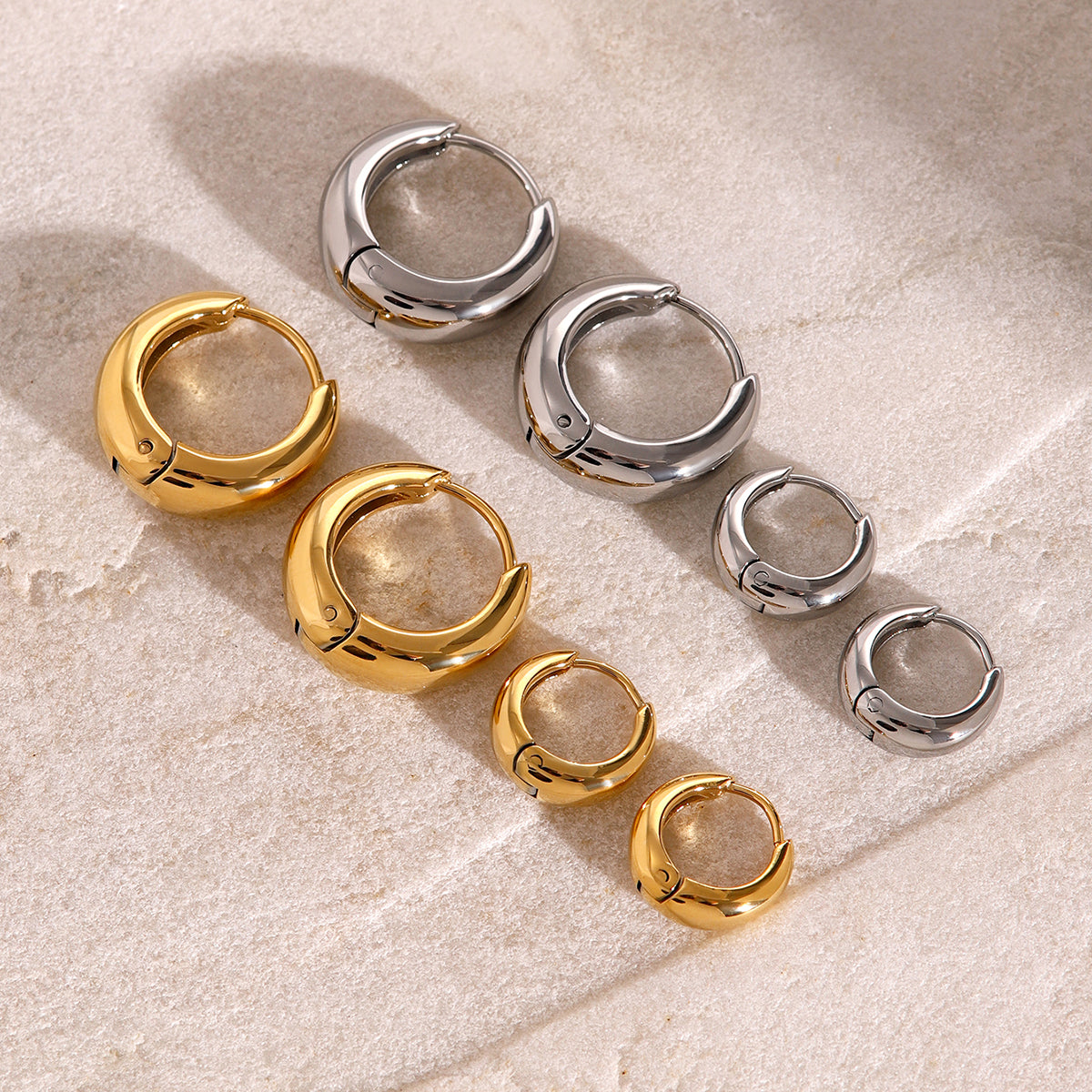 Iris – Geometrische Huggie Creolen in Gold