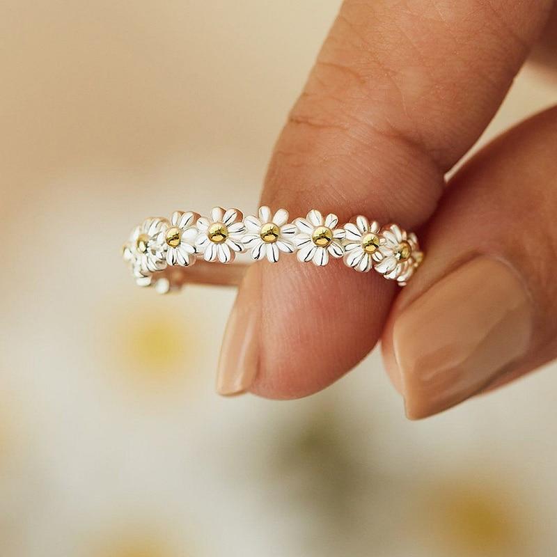 Flavia – Verstellbarer Ring mit emaillierter Margerite