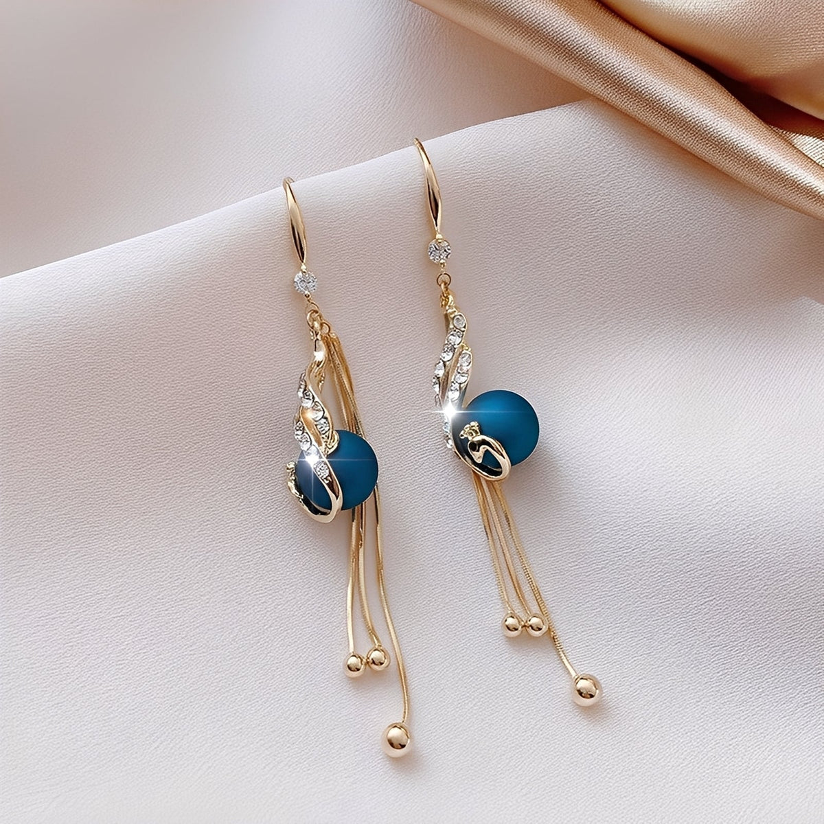 Sheynn – Elegante Ohrringe mit blauen Perlen