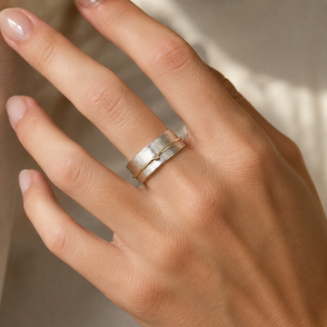 Lilia – Ring mit feiner Linienführung