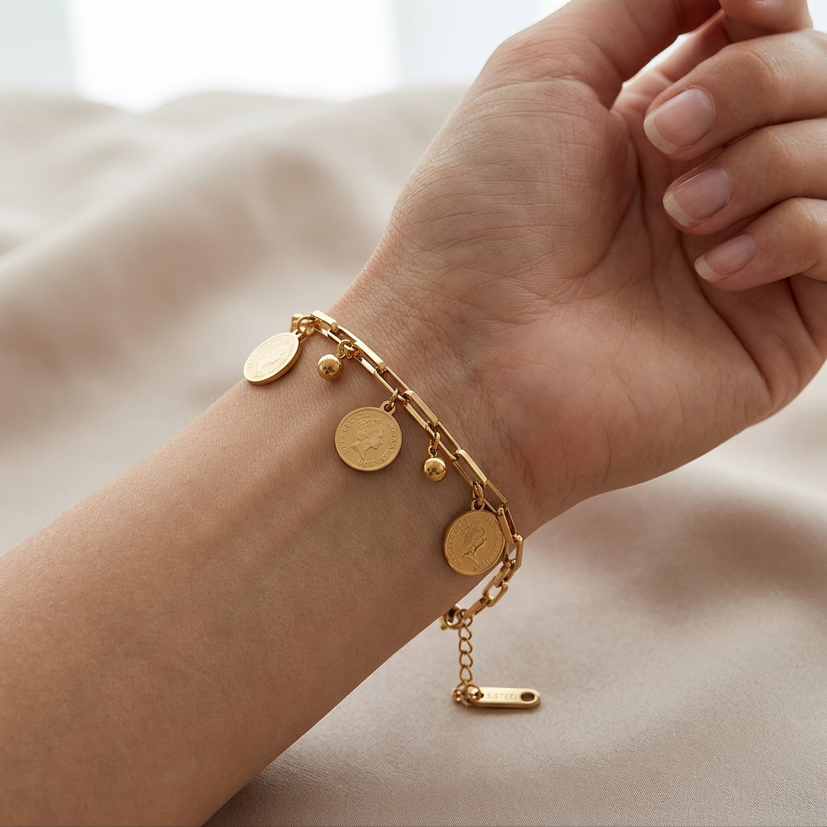 Maja – Einstellbares Armband mit Goldmünzen