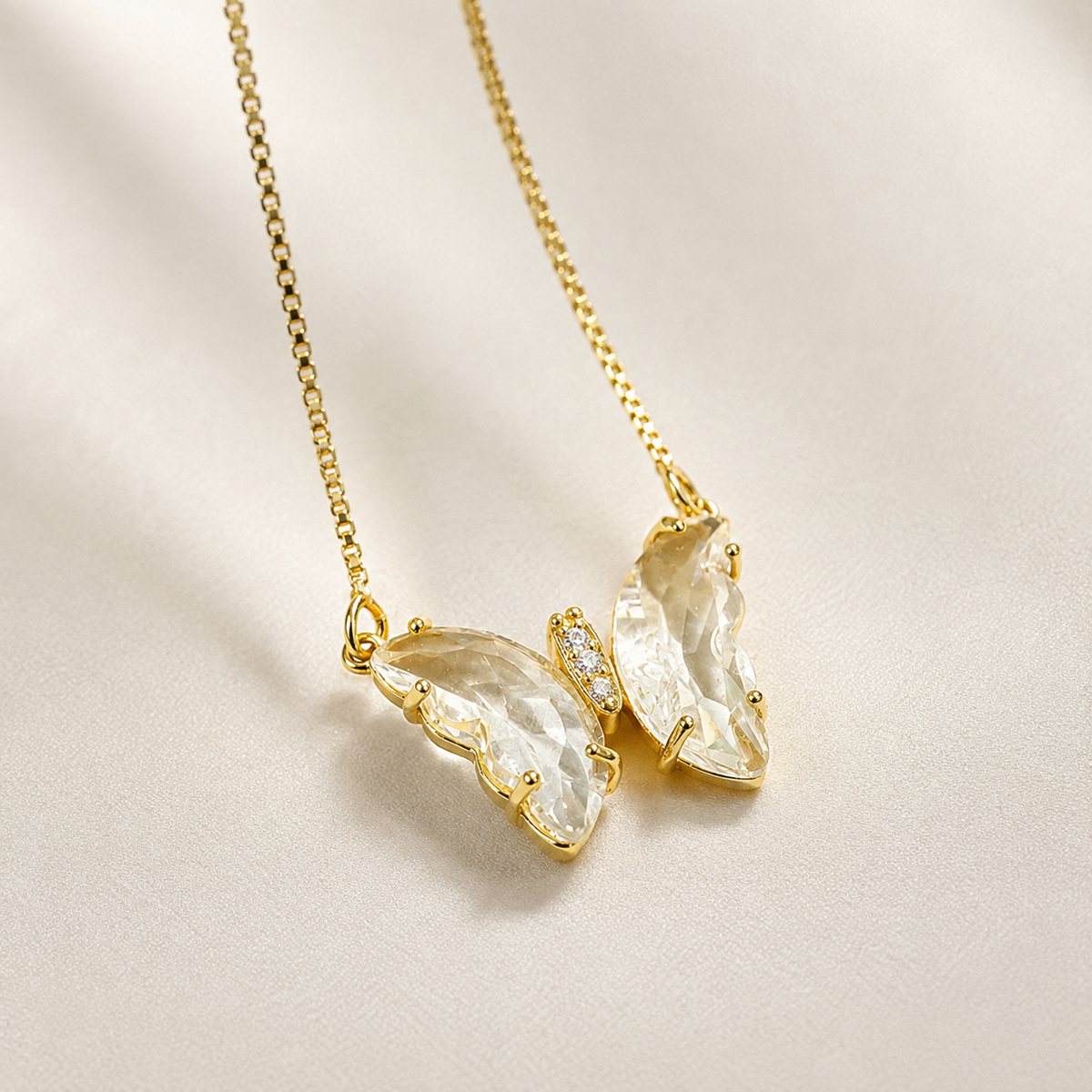Evelyn – Halskette in Schmetterlingsform