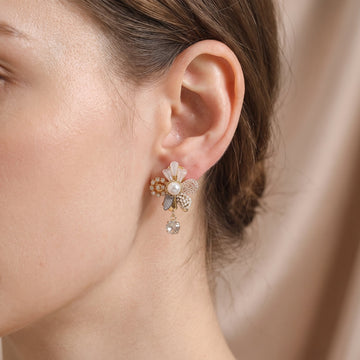 Ohrringe mit Blumen und schwingenden Details
