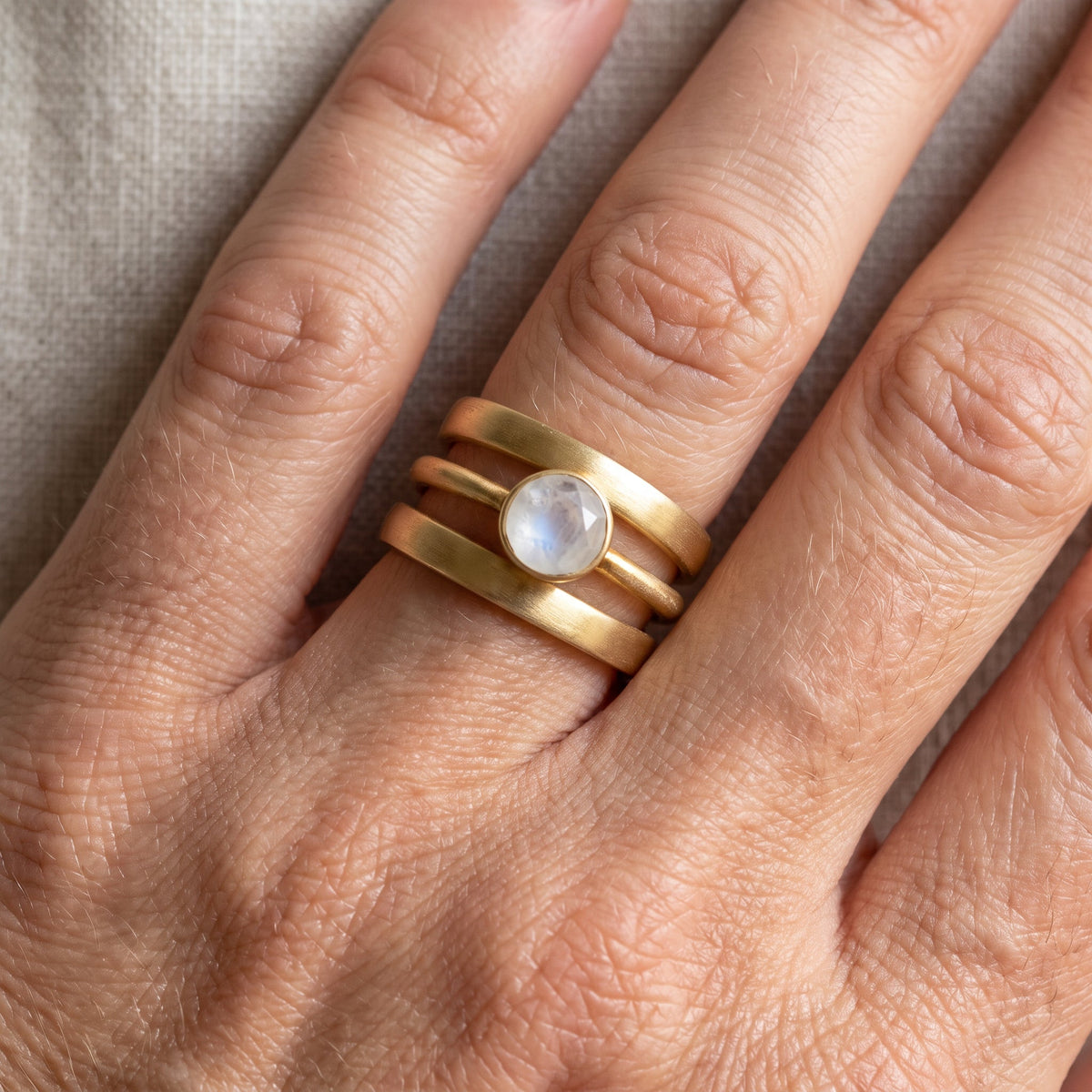Jaira – Vintage-Goldring mit eingebautem Mondstein