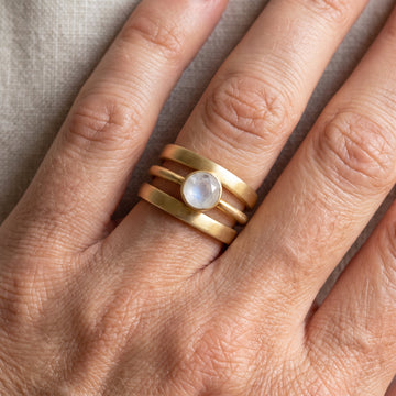 Jaira – Vintage-Goldring mit eingebautem Mondstein