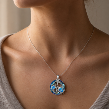 Nolwen – Halskette mit Schildkröte und Palme sowie Opal-Kreis