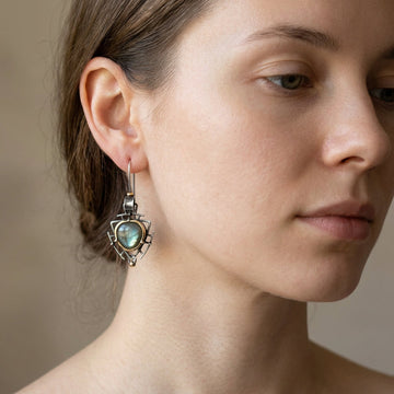 Lydie – Ohrringe mit Labradorit, Silber und Gold