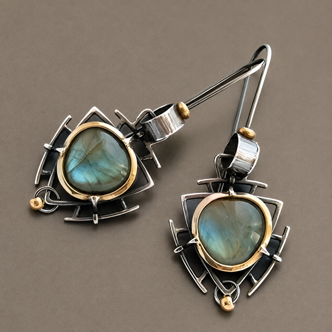 Lydie – Ohrringe mit Labradorit, Silber und Gold