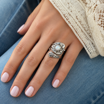Maelle – Verstellbarer Ring mit hellem Opal