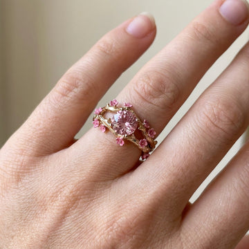 Elina – Verzauberter Ring mit rosa Akzent und Blumen