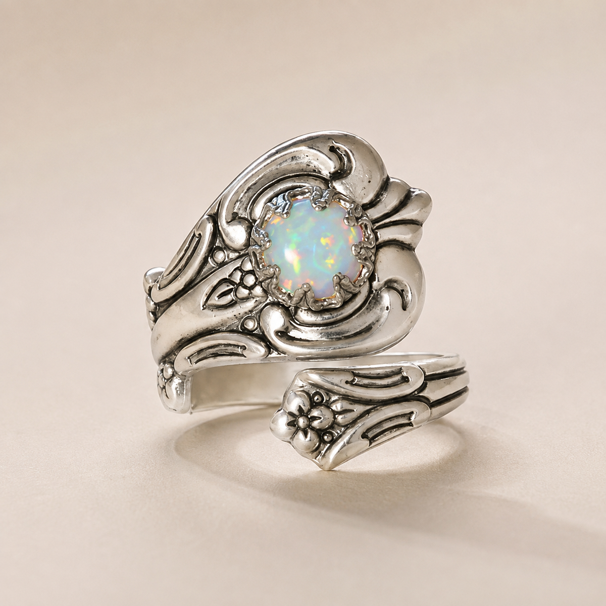 Maelle – Verstellbarer Ring mit hellem Opal