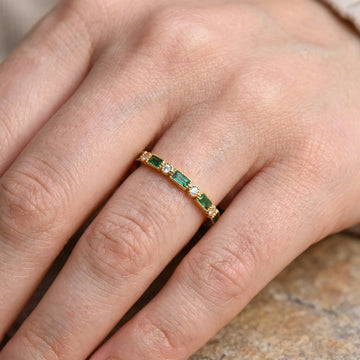 Sana – Vintage-Ring mit grünem Akzent