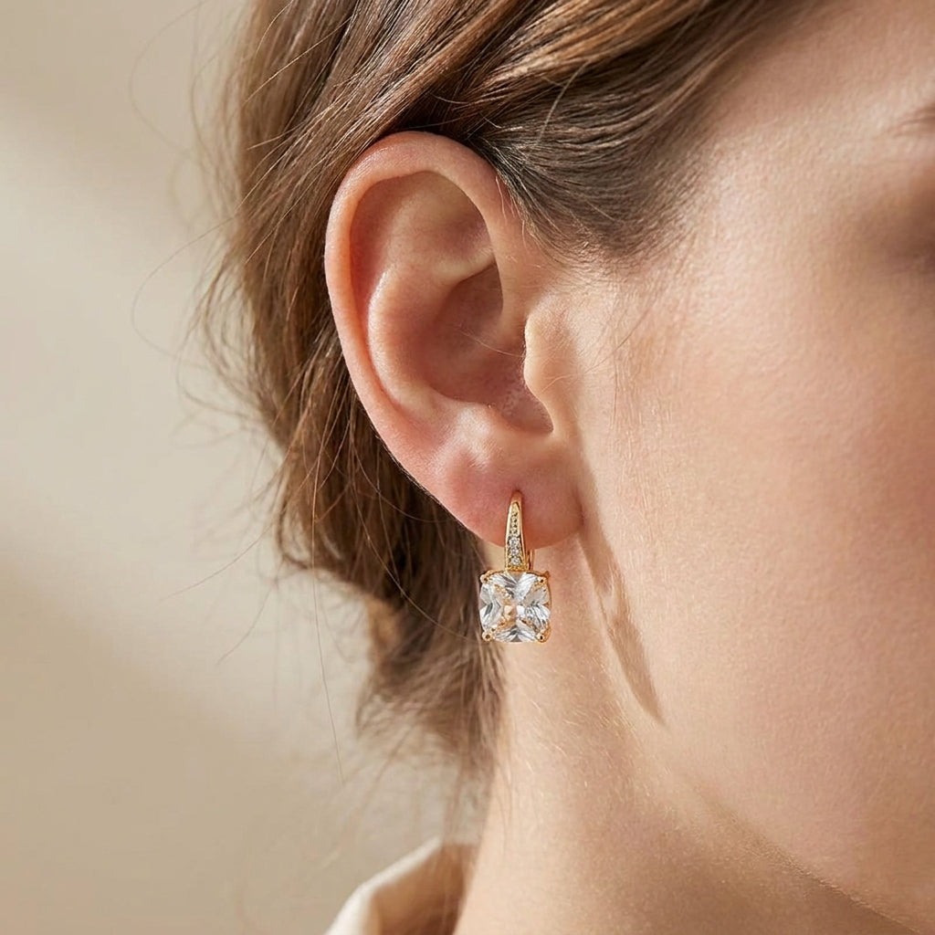 Naoko – Stilvolle Creolen mit schimmernden Details