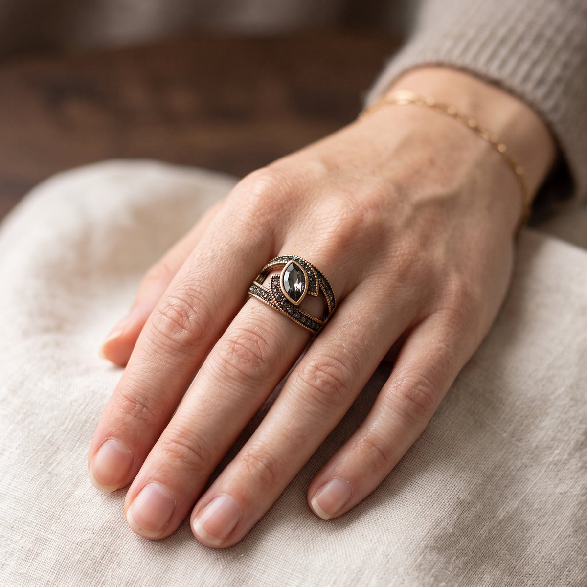 Amena – Stilvoller Ring mit schwarzem Akzent