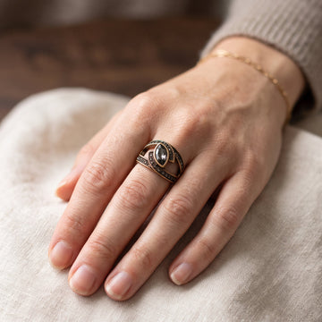 Amena – Stilvoller Ring mit schwarzem Akzent